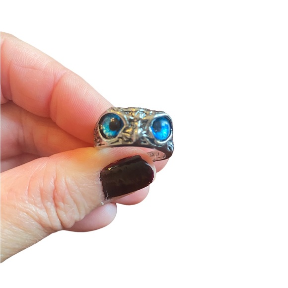 Vintage Silver Owl Ring with Brilliant Blue Eyes - Picture 2 of 4